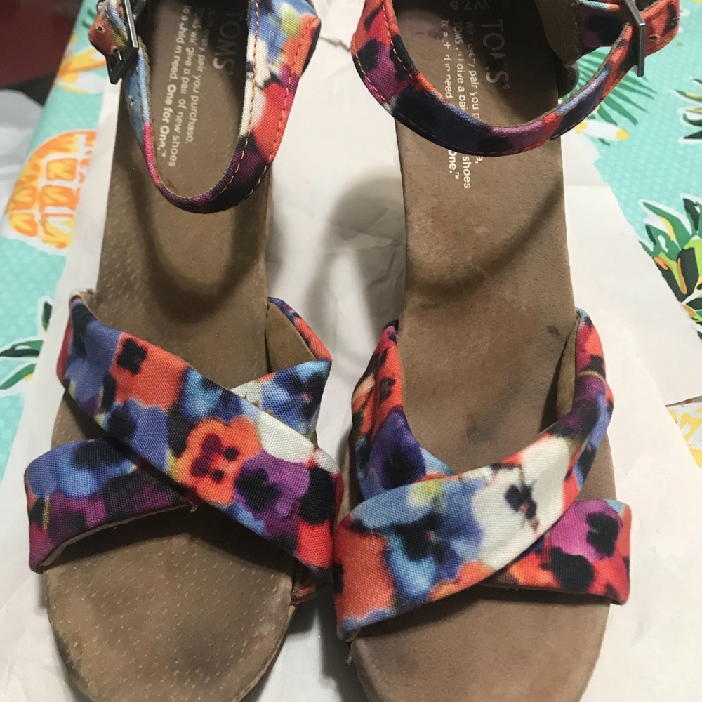TOMS Floral Pattern Wedges - Picture 2 of 6